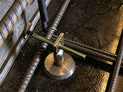 Σε τι χρησιμοποιείται ένας μαγνήτης ένθετου σε προκατασκευασμένα καλούπια;